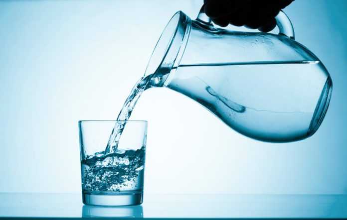 Медики рассказали, в каких случаях пить воду нельзя