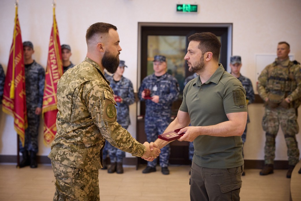 Зеленский в Одессе: посетил раненых воинов и вручил награды