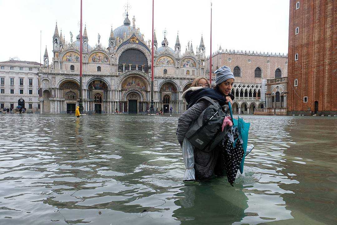 Волны на площади Святого Марка: Венецию затопило рекордное за 50 лет наводнение