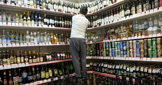 Кабмин поднимает цену на алкоголь и сигареты: озвучен план
